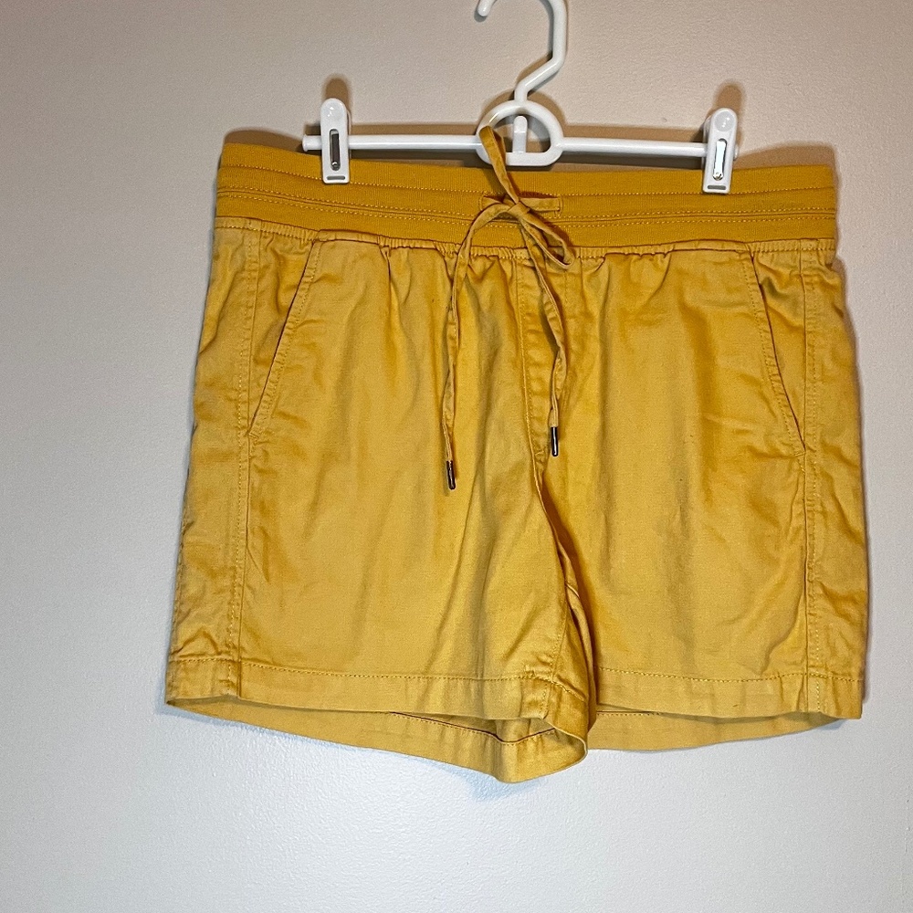 Orvis  Pull-On Casual Cargo Shorts - Size Medium.